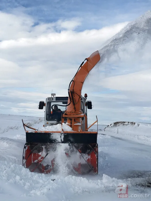 Hakkari'de kar yağışı şehri beyaza bürüdü! Onlarca köy yolu ulaşıma kapandı 7