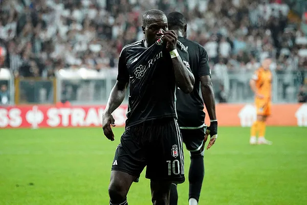 Beşiktaş tribünlerinden yönetime protesto! Sırtlarını döndüler