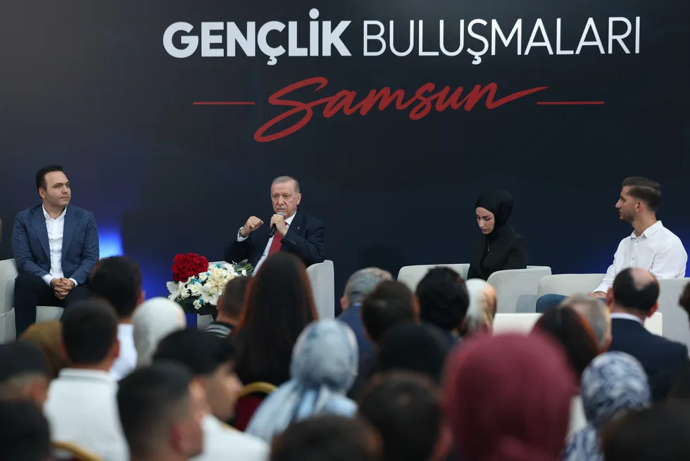 baskan-erdogan-genclerle-bas-basa-teror-belasi-bitti-hedef-kuresel-olcekte-huzur-1789417133657.jpg Başkan Erdoğan gençlerle baş başa: “Terör belası bitti, hedef küresel ölçekte huzur” - 2