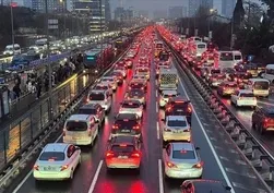 İstanbul'da sabah yağmuru trafiği kilitledi: Anadolu Yakası'nda yoğunluk yüzde 78'e ulaştı!