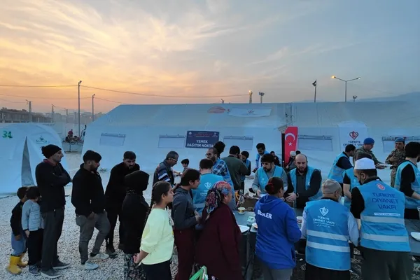 Türkiye Diyanet Vakfı deprem bölgelerinde yaraları sarıyor! Lojistik merkezler depremzedeler için seferber oldu