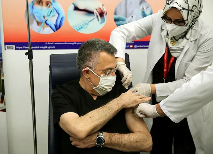 Cumhurbaşkanı Yardımcısı Fuat Oktay Kovid-19 aşısı oldu