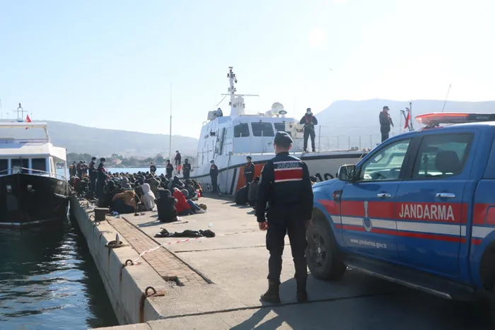 İzmir’de göçmen operasyonu: 226 göçmen ile 10 insan kaçakçısı yakalandı