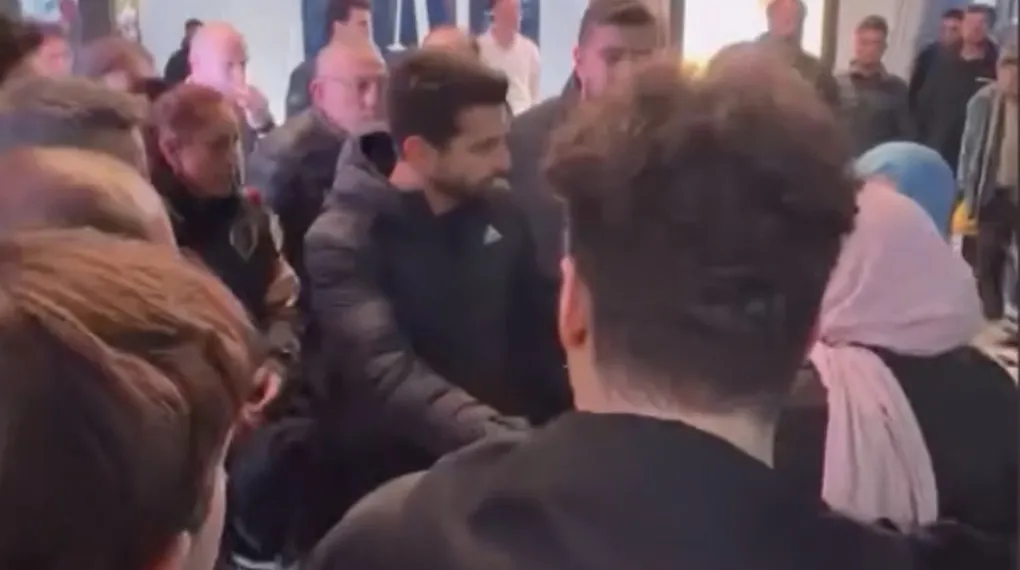 AVM'de tekmeli yumruklu kavga kamerada