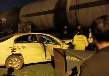 Diyarbakır’da otomobil, yük trenine çarptı!