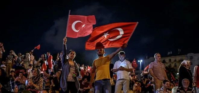 FETÖ’nün büyük hainliği! Darbeciler ilk kurşunu Türk bayrağına sıktılar