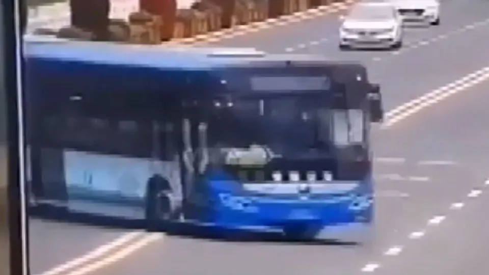 Son dakika: Çin’de öğrenci taşıyan otobüs su kanalına böyle uçtu! 21 kişi hayatını kaybetti