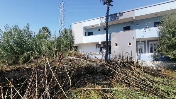 antalyada-otel-lojmaninin-arkasinda-yangin-cikti-alevler-hizli-mudahale-ile-buyumeden-sonduruldu-1658216843253.jpg Antalya’da otel lojmanının arkasında yangın çıktı! Alevler hızlı müdahale ile büyümeden söndürüldü - 2