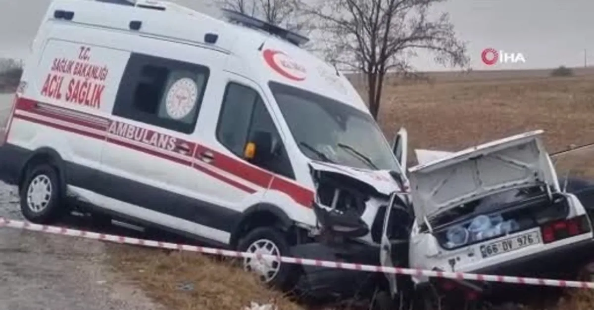 Ambulansla otomobil çarpıştı