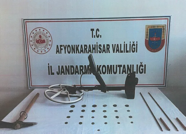 elindeki-tarihi-sikkeleri-satmak-isteyen-sahis-jandarmaya-yakalandi-1621518549622.jpg Elindeki tarihi sikkeleri satmak isteyen şahıs jandarmaya yakalandı - 1