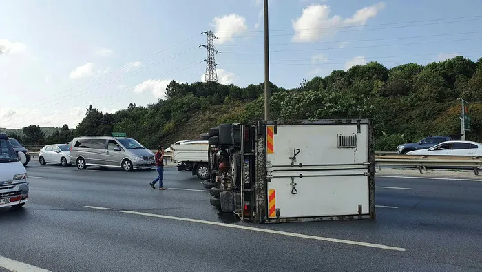 Son dakika: Beykoz TEM'de kamyonet yan yattı! Trafik kilitlendi - 1