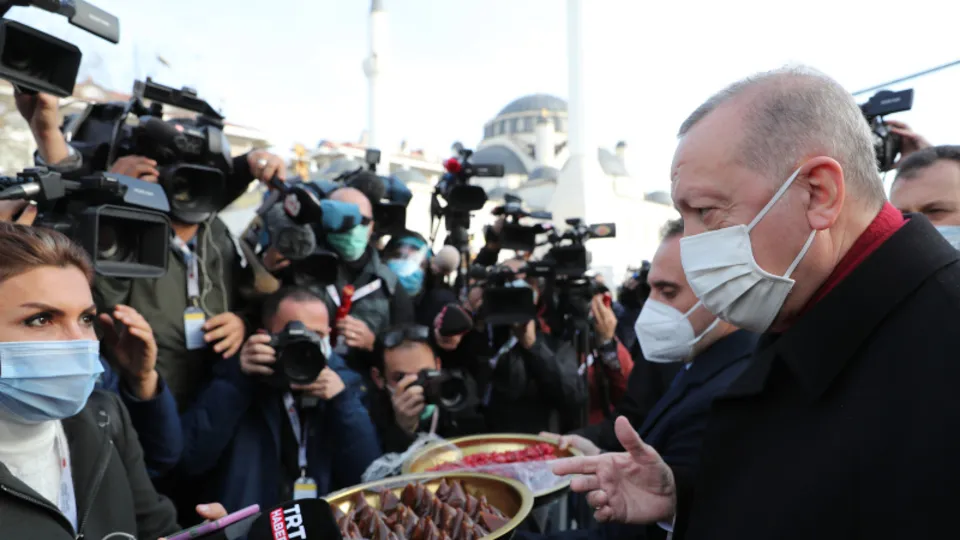 Başkan Erdoğan Cuma namazı sonrası esnaf ziyaretinde bulundu ve vatandaşlara tatlı ikram etti