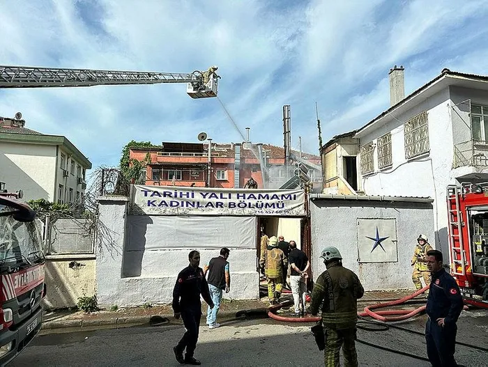 istanbulda-tarihi-yali-hamaminda-yangin-catiya-sicradi-1714117514543.jpeg İstanbul'da tarihi Yalı Hamamı'nda yangın! Çatıya sıçradı - 2