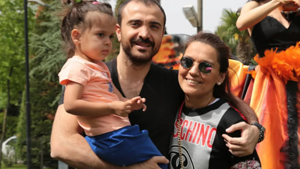 Demet Akalın’dan köpeği için VIP taksi