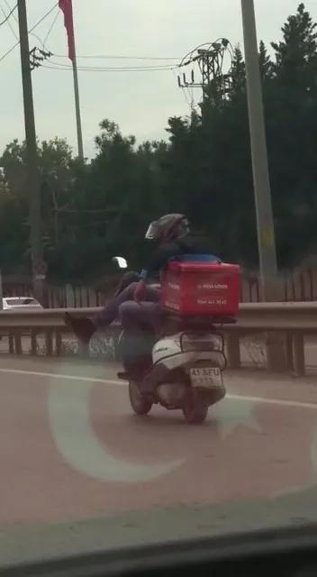 hem-kendinin-hem-de-baskalarinin-hayatini-riske-atti-motosiklette-bacak-bacak-sutune-yolculuk-kamerada-1636010568950.jpg Hem kendinin hem de başkalarının hayatını riske attı! Motosiklette bacak bacak sütüne yolculuk kamerada - 3
