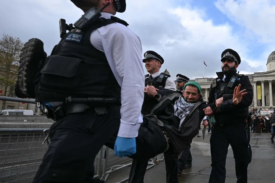 ingilterede-demokrasi-ayaklar-altinda-212-gostericiye-kelepce-1775935433608.jpg Fotoğraf (AA)