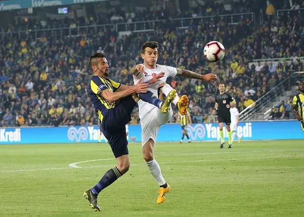 Fenerbahçe kendi evinde Akhisarspor’u geçmesini bildi