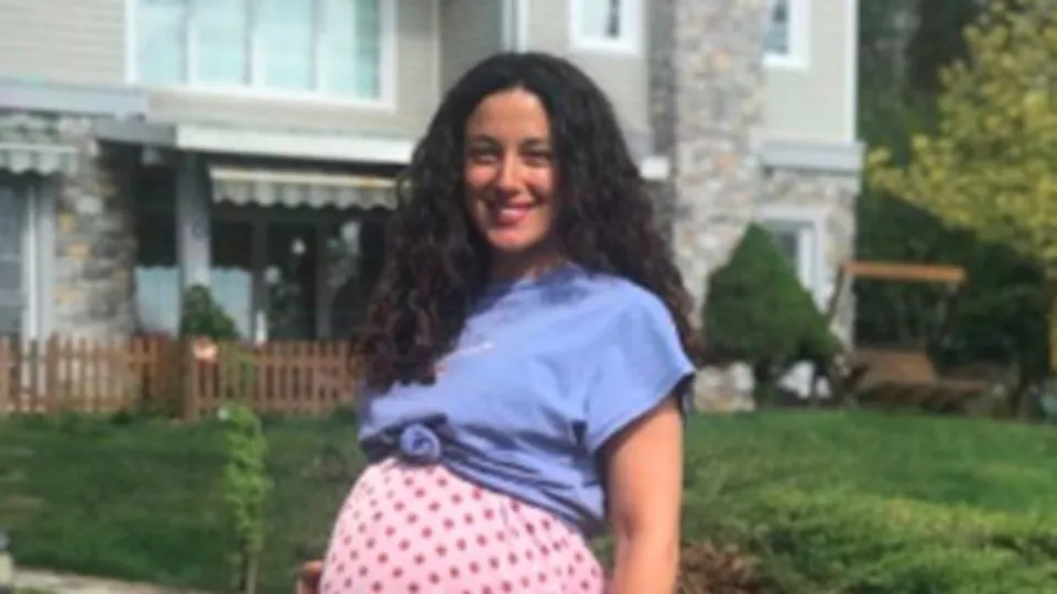 Oyuncu Cansu Tosun’un karnı burnunda paylaşımına beğeni yağdı!