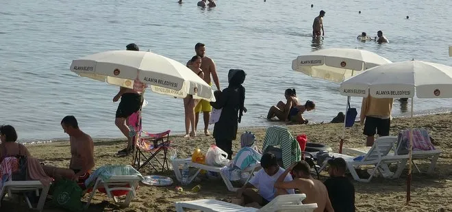 Antalya’ya sonbahar uğramadı! Yerli ve yabancı turistler denizin tadını çıkardı