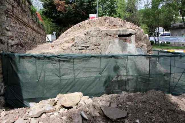istanbulda-yaklasik-200-yillik-su-sarnici-bulundu-1620395698183.jpg İstanbul’da yaklaşık 200 yıllık su sarnıcı bulundu - 1