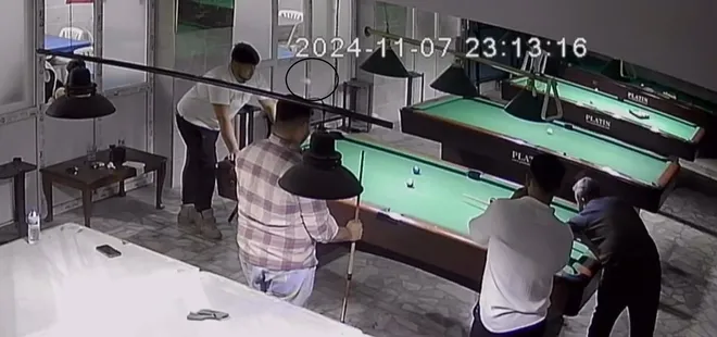 Bilardo oynarken neye uğradığını şaşırdı! Top kafasına gelince arkadaşları kahkahaya boğuldu
