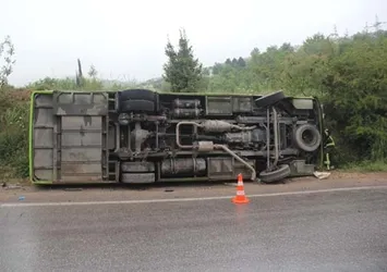 Kocaeli'de özel halk otobüsü devrildi!