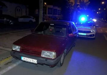 Alkollü sürücü önce arabaya yattı, sonra polise ağladı