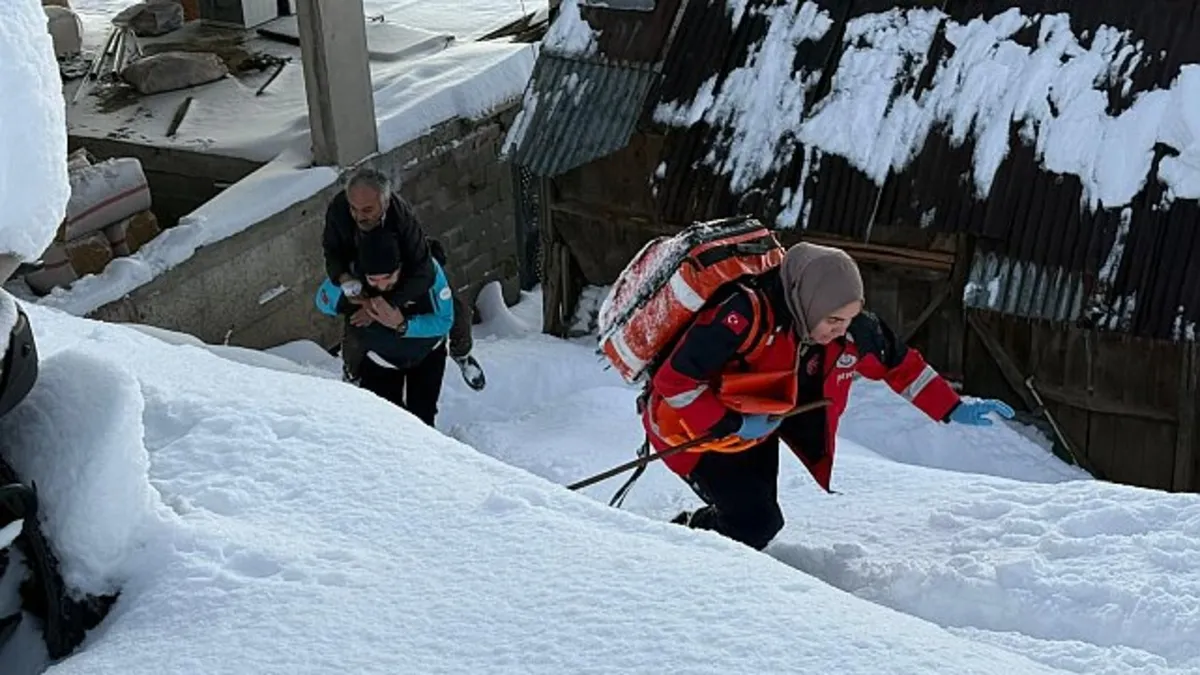 Kardan yolu kapanan köydeki KOAH hastasını, hastaneye UMKE ulaştırdı