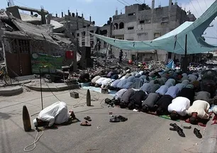 Gazze’de yıkıntılar arasında cuma namazı!
