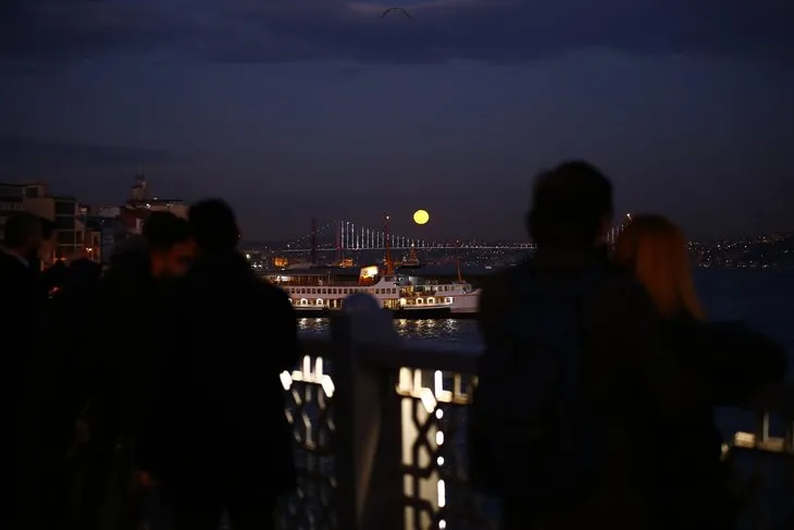 İstanbul’da dolunay şöleni! Yılın son dolunayı göz kamaştırdı