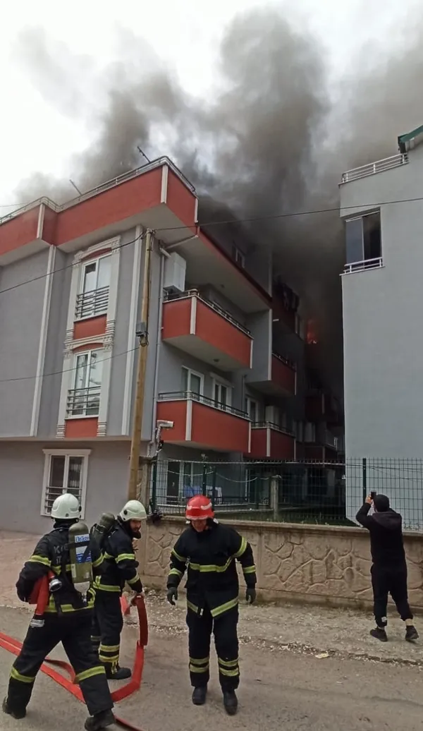 kocaelinde-3-yasindaki-cocugun-cakmakla-oyunu-kotu-bitti-1650623456157.jpg Kocaeli’nde 3 yaşındaki çocuğun çakmakla oyunu kötü bitti - 3