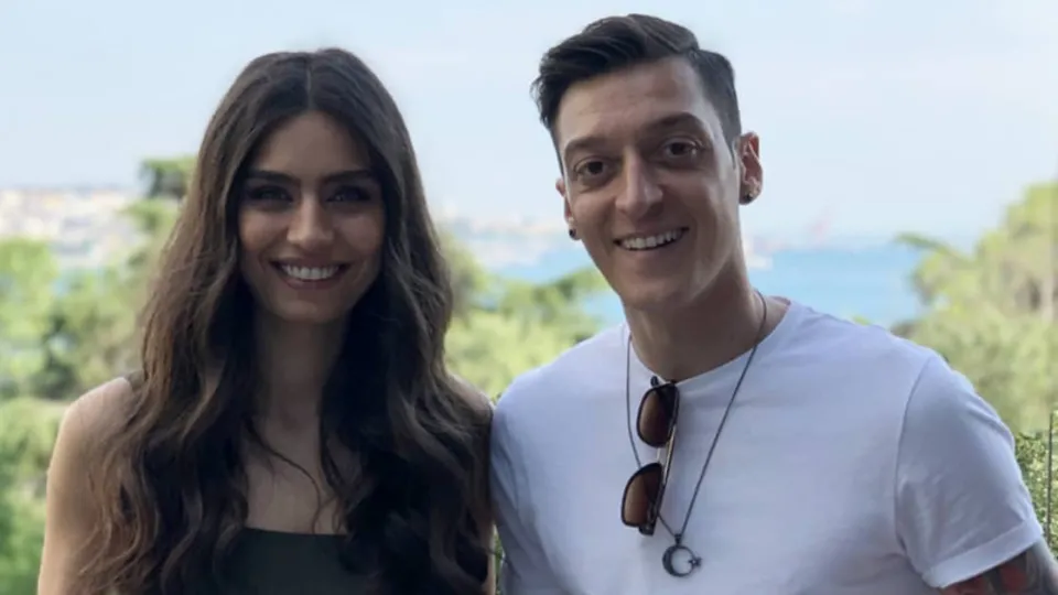 Mesut Özil ve Amine Gülşe bir kez daha gönülleri fethetti