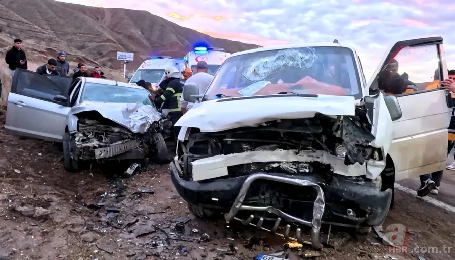 Aksaray’da facia gibi kaza! Minibüs ile otomobil kafa kafaya çarpıştı: 6 yaralı 2