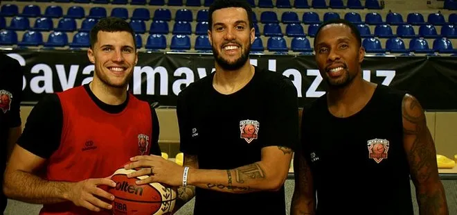 ABD'Lİ BASKETBOLCULAR TÜRKİYE'DE MUTLU