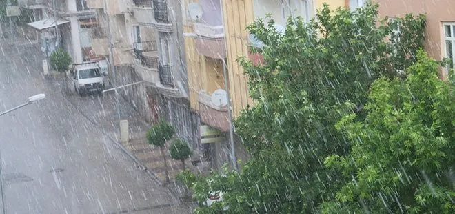Adıyaman'da bir evi su bastı polisler yardıma koştu