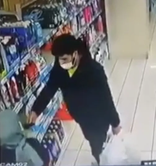 zeytinburnunda-pes-dedirten-olay-unutulan-cuzdani-icini-bosaltip-geri-verdi-1640931997175.jpg Zeytinburnu’nda ‘pes’ dedirten olay! Unutulan cüzdanın içini boşaltıp geri verdi - 1