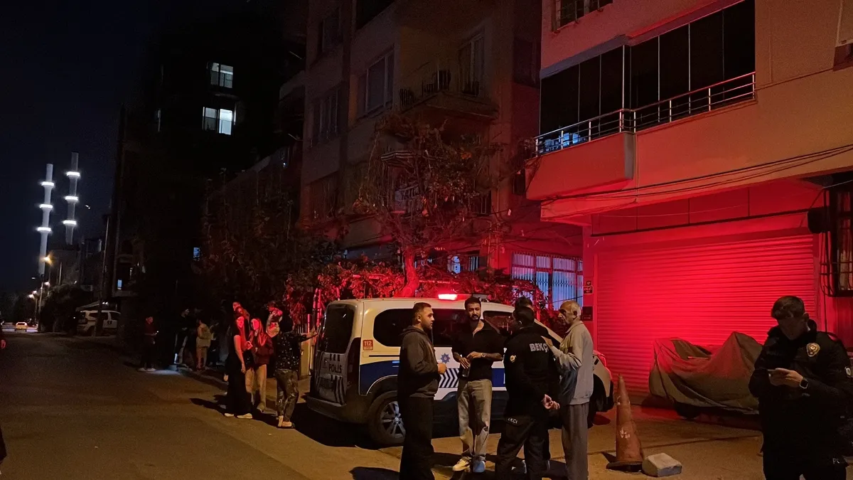 Mersin’de 3 katlı binada çökme paniği! 40 kişi tahliye edildi