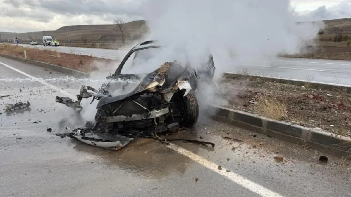 Kayganlaşan yolda kaza yapan otomobil alev aldı