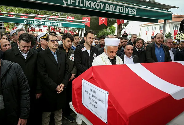 baskan-recep-tayyip-erdogandan-sehit-talha-bahadirin-babasina-taziye-telefonu-1651939842948.jpg Başkan Recep Tayyip Erdoğan'dan şehit Talha Bahadır'ın babasına taziye telefonu - 2
