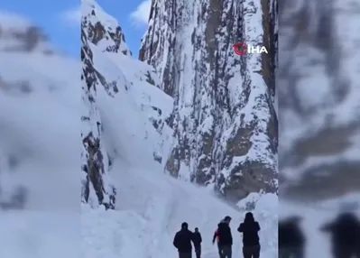 Çukurca yolunda inen çığ görüntülendi