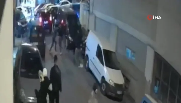 istanbulda-yanlis-adam-dayagi-kamerada-tek-kafayla-yere-serdi-1706687611292.jpeg İstanbul'da yanlış adam dayağı kamerada! Tek kafayla yere serdi - 3