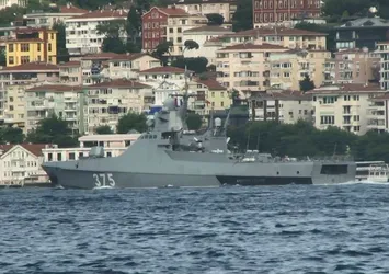 Rus savaş gemisi İstanbul Boğazı'dan geçti