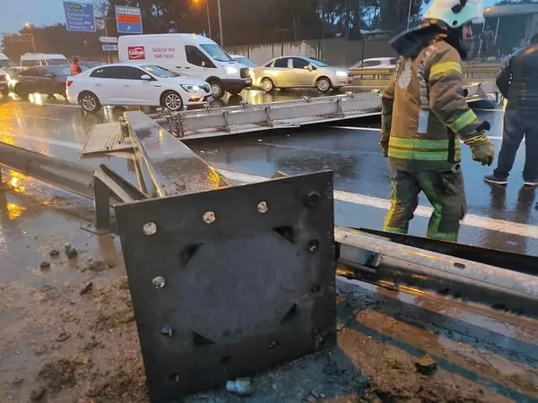 Son dakika: Tabela yola devrildi! Trafik kazası meydana geldi
