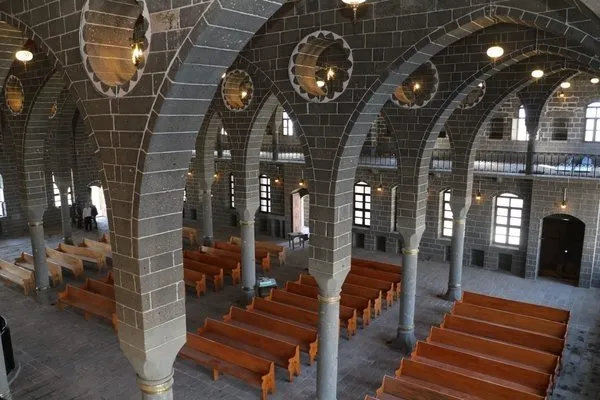 Terörün yıktığı Ortadoğu’nun en büyük Ermeni kilisesi devlet tarafından ayağa kaldırıldı