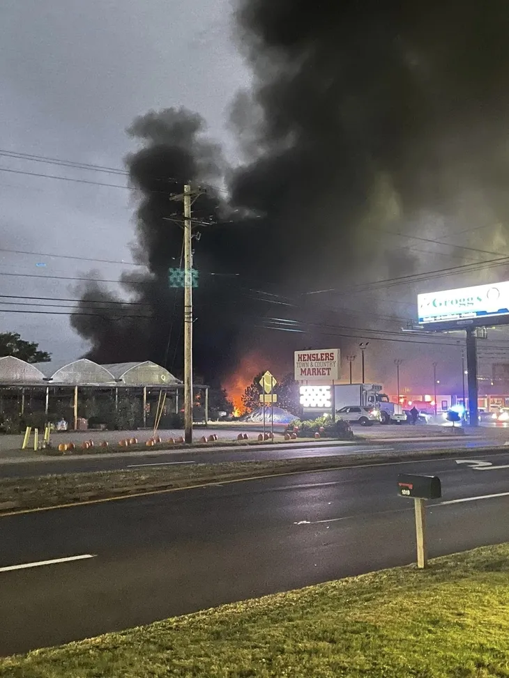 ABD’nin Ohio eyaletinde uçak otomobil galerisine düştü: 2 kişi can verdi