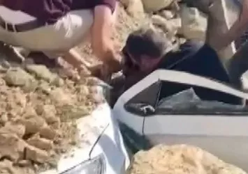 TEM'de kamyon aracın üzerine devrildi
