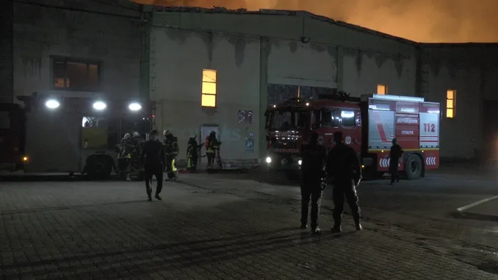 kagit-fabrikasinda-buyuk-yangin-alevler-geceyi-aydinlatti-1633893320412.jpg Kağıt fabrikasında büyük yangın! Alevler geceyi aydınlattı - 3