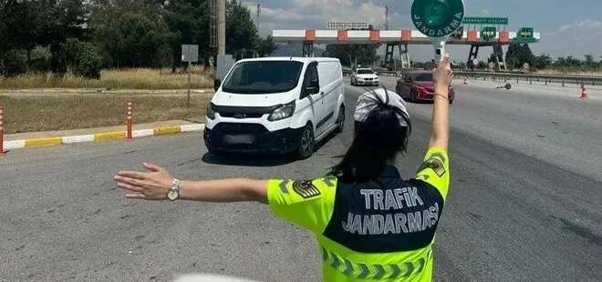Durdurulan şüpheli araçta 5 düzensiz göçmen yakalandı