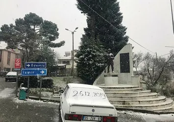 İzmir beyaza büründü! Kar kalınlığı 20 santimetreye ulaştı