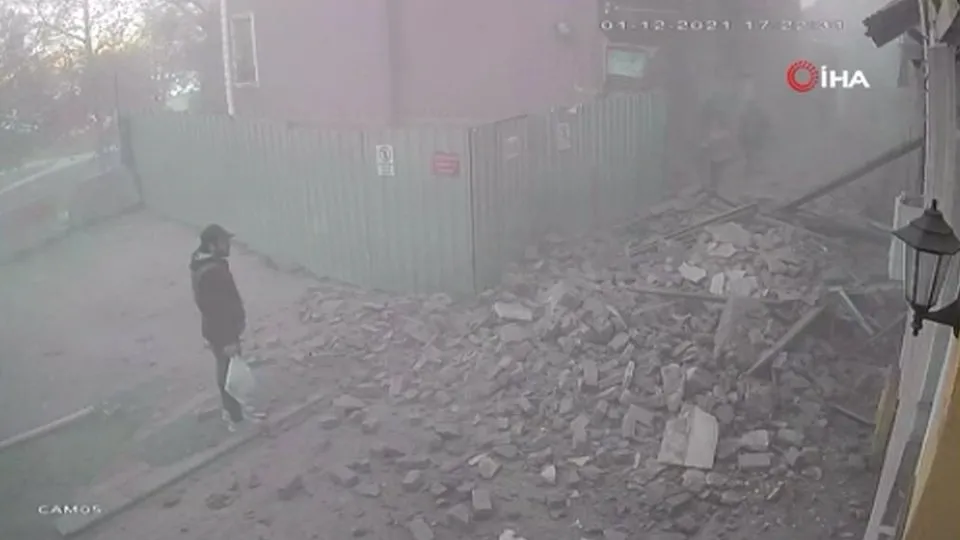 İstanbul Balat’ta metruk bina çöktü 2 kişi son anda kurtuldu! O anlar kameraya yansıdı